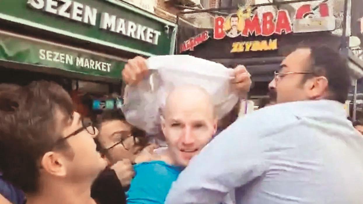 İzmir'de ABD'li askerin başına çuval geçirdiler