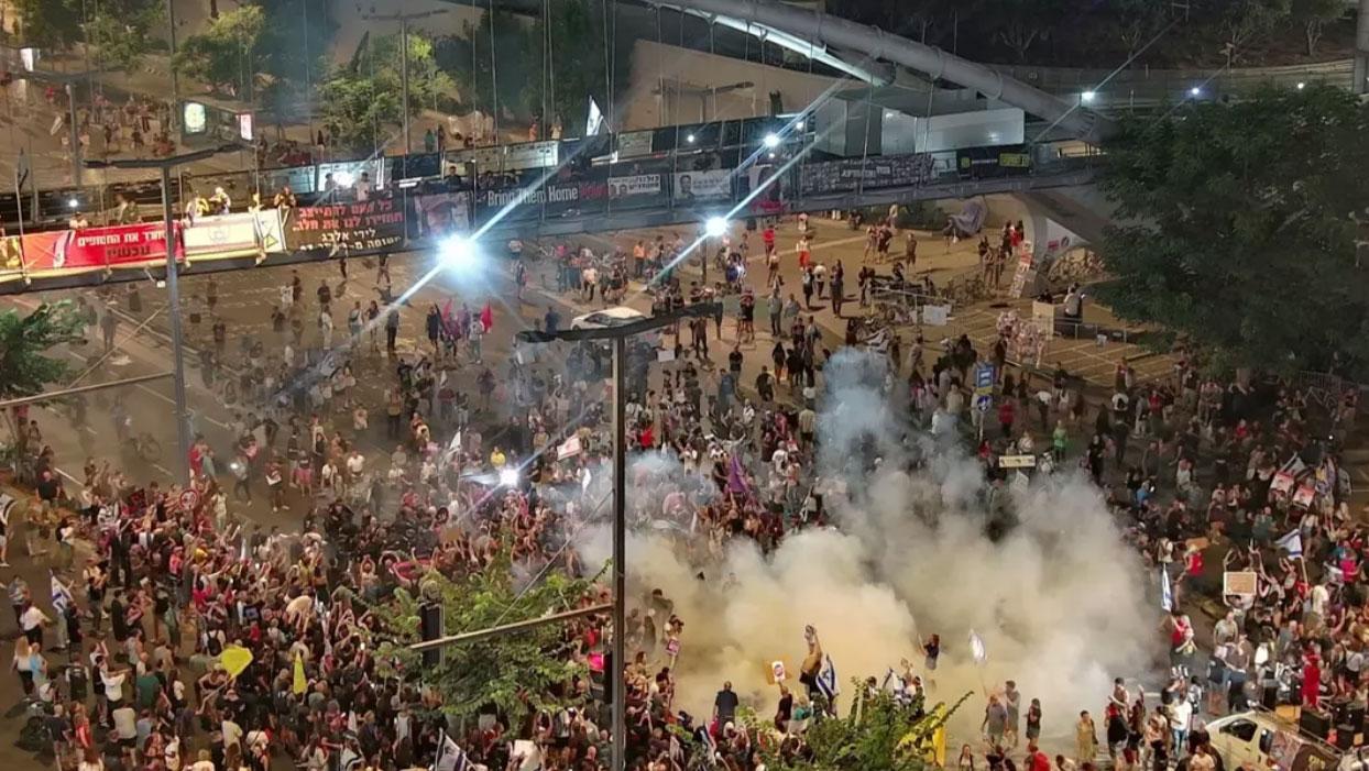 Tel Aviv sokakları yangın yeri! Binlerce kişi Netanyahu'ya karşı ayaklandı