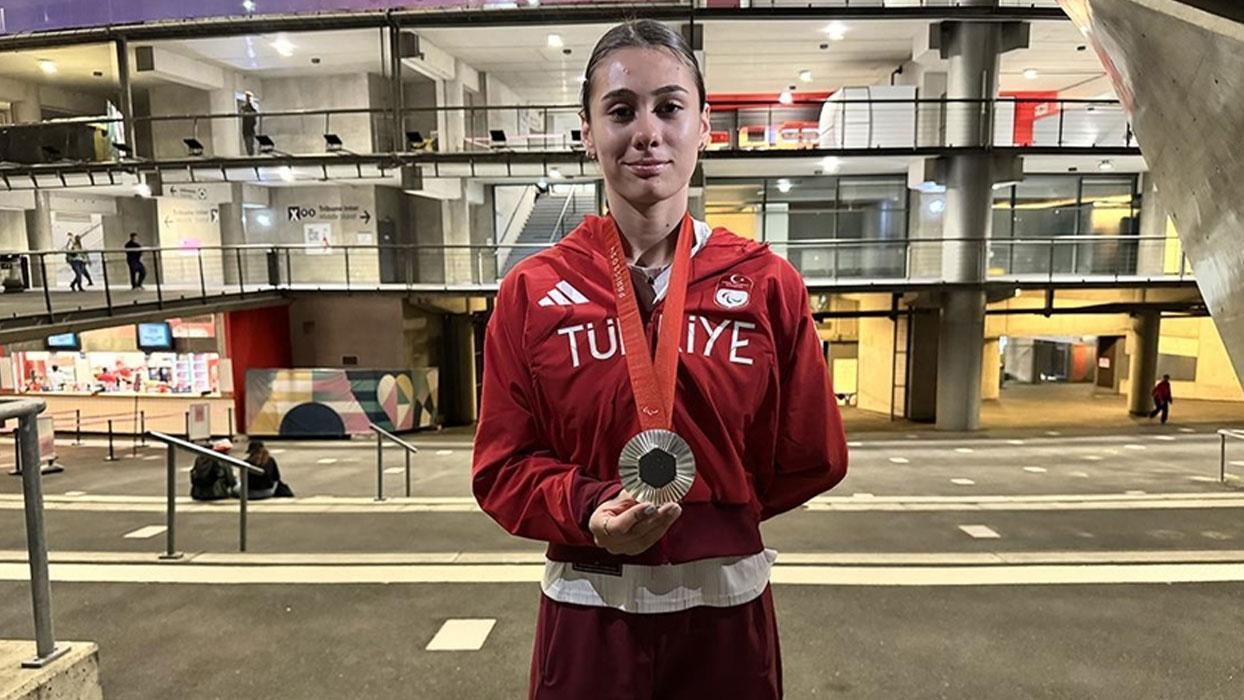 Türkiye'nin ilk paralimpik madalyalı özel sporcusu Aysel Önder, büyük bir gurur yaşıyor