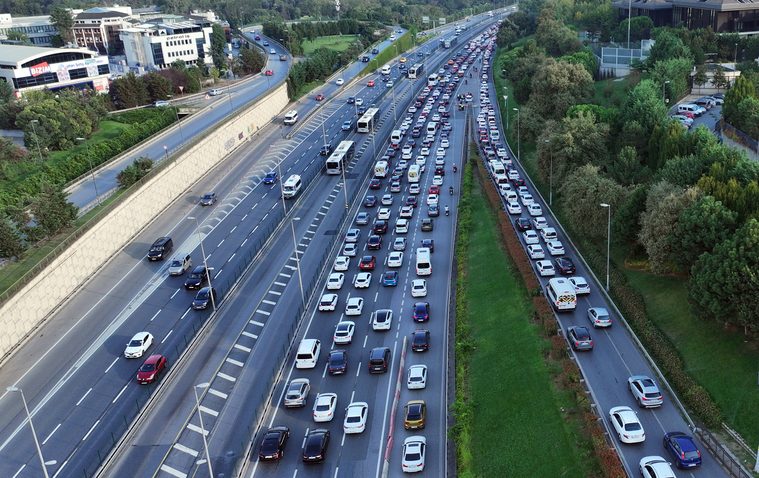 İstanbul'da trafik yoğunluğu yaşanıyor