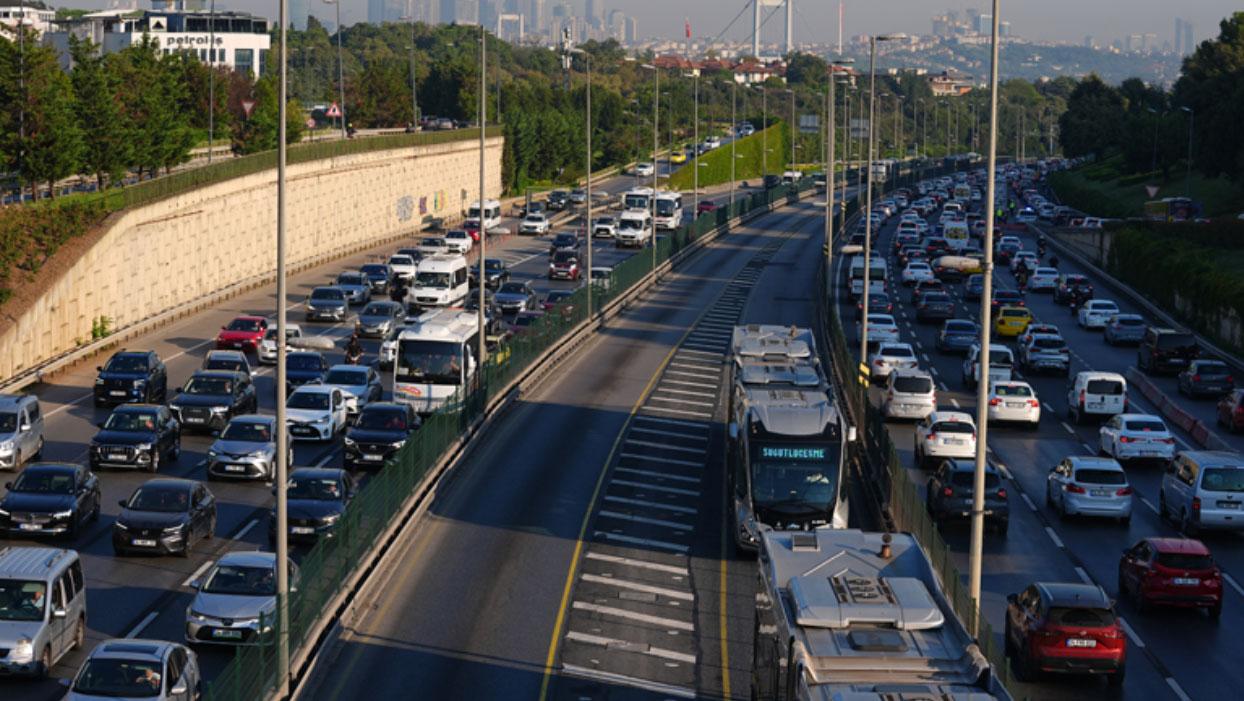 Haftanın son mesai gününde İstanbul'da trafik kilit