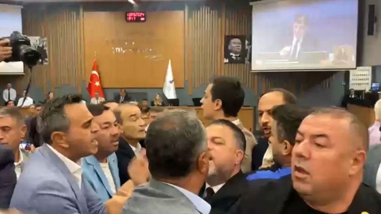 İzmir Büyükşehir Belediyesi meclis toplantısında arbede! ''Gezi'' gerçeğini duymak zorlarına gitti