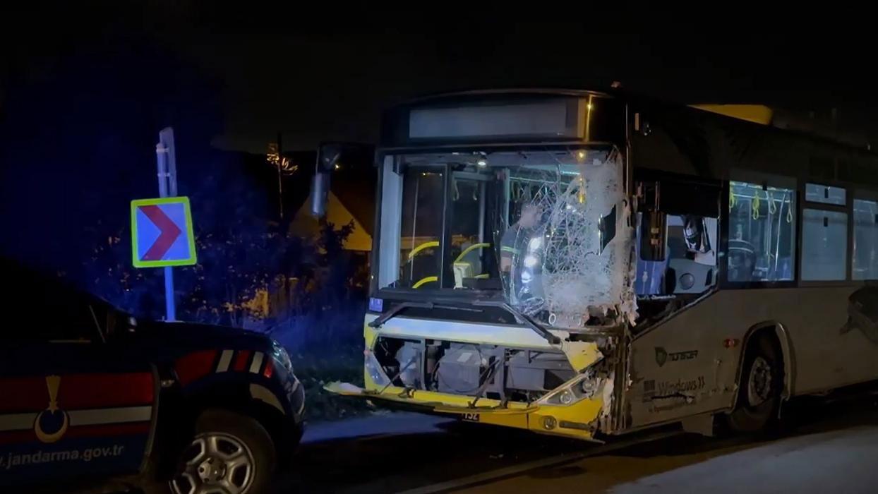 İstanbul'da İETT otobüsü ile minibüs çarpıştı