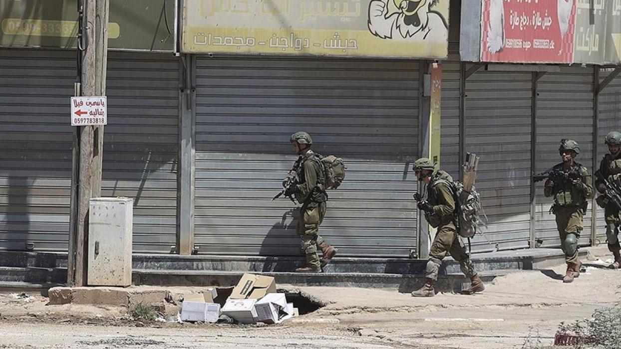 İsrail, Batı Şeria'da baskın düzenlediği okulda öğrenci ve öğretmenleri gözaltına aldı