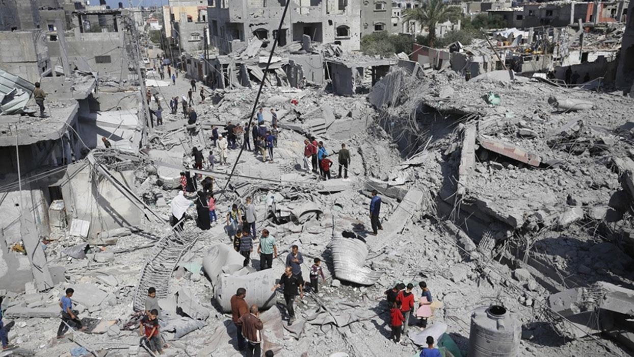 İsrail ordusunun Gazze'de bir evi bombalaması sonucu 4'ü çocuk 5 Filistinli hayatını kaybetti
