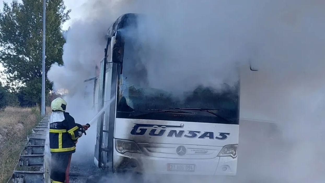 Seyir halindeki yolcu otobüsünde yangın