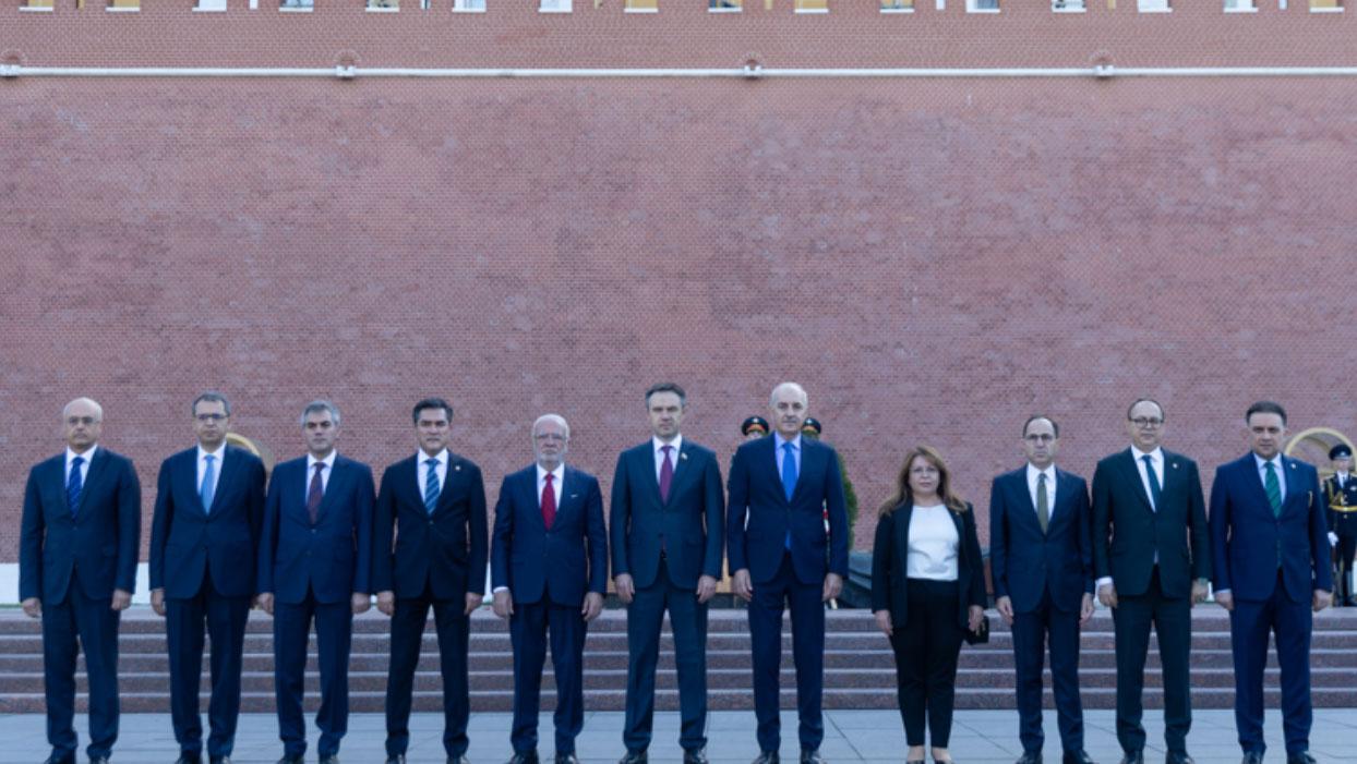 TBMM Başkanı Kurtulmuş, Kremlin'deki Meçhul Asker Anıtı'na çelenk bıraktı