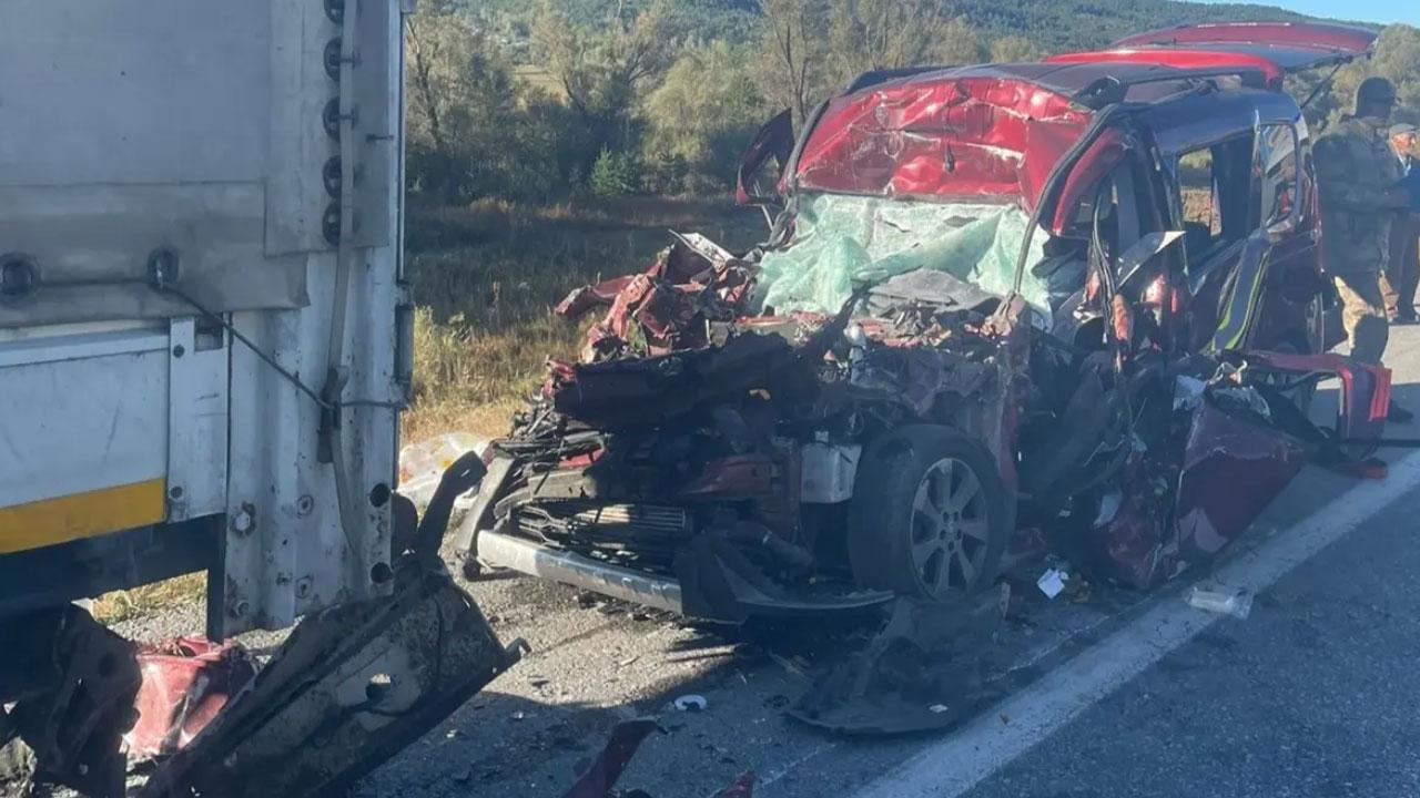 Erzincan'da korkunç kaza: 3 ölü, 2 ağır yaralı