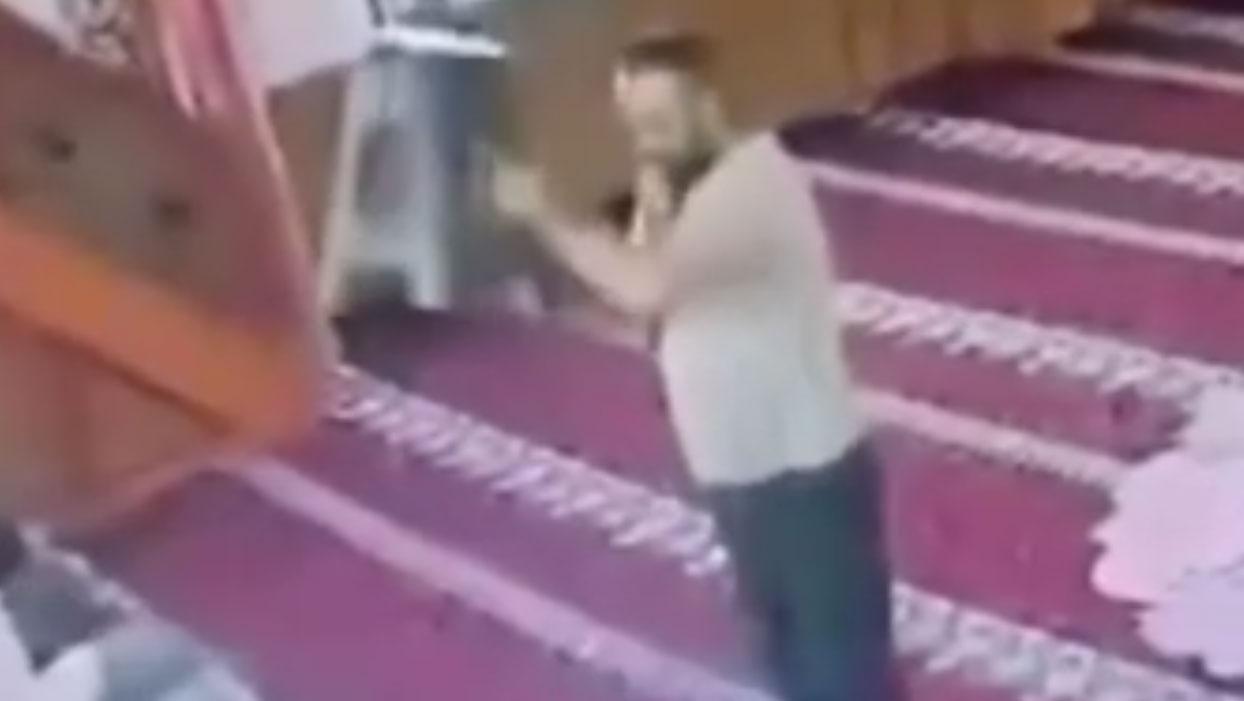 Alaşehir'de akli dengesi bozuk adam, camide imama saldırdı!