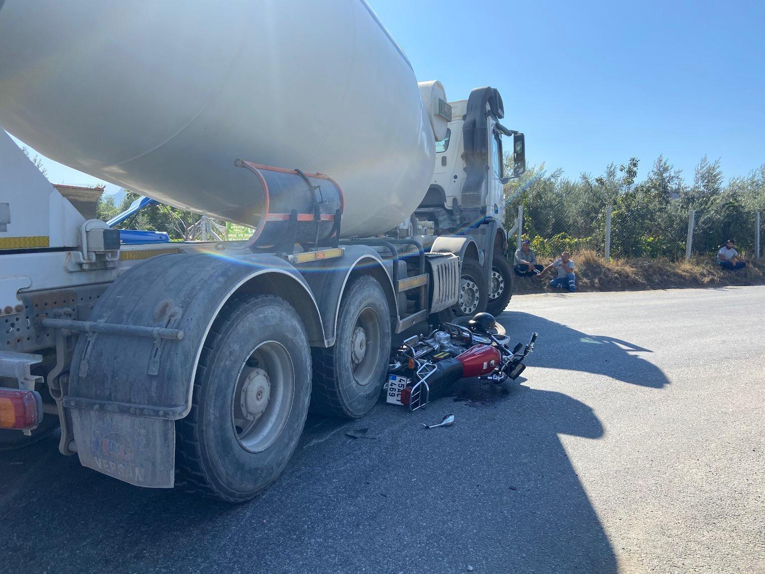 Salihli'de motosiklet ile kamyonet çarpıştı: 1 ölü