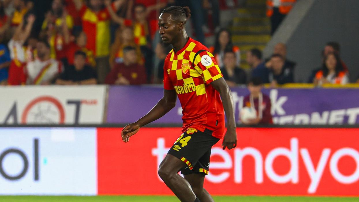 Süper Lig'de korkutan olay! Isaac Solet ambulansla sahadan ayrıldı