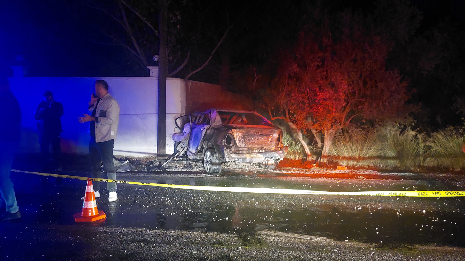 Duvara çarpan otomobil alev aldı: Sürücü hayatını kaybetti