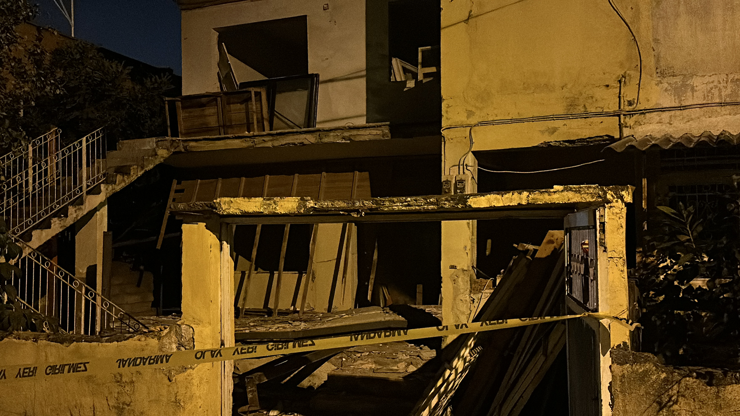 Hatay'da deprem hasarlı ev çöktü: Baba ve oğlu hayatını kaybetti