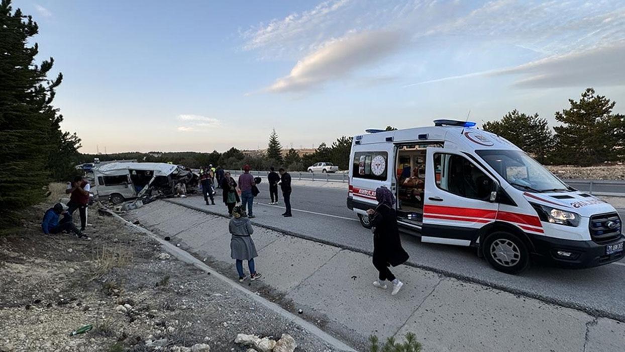 Karaman'da işçi servisi devrildi: 2 kişi öldü, 13 kişi yaralandı