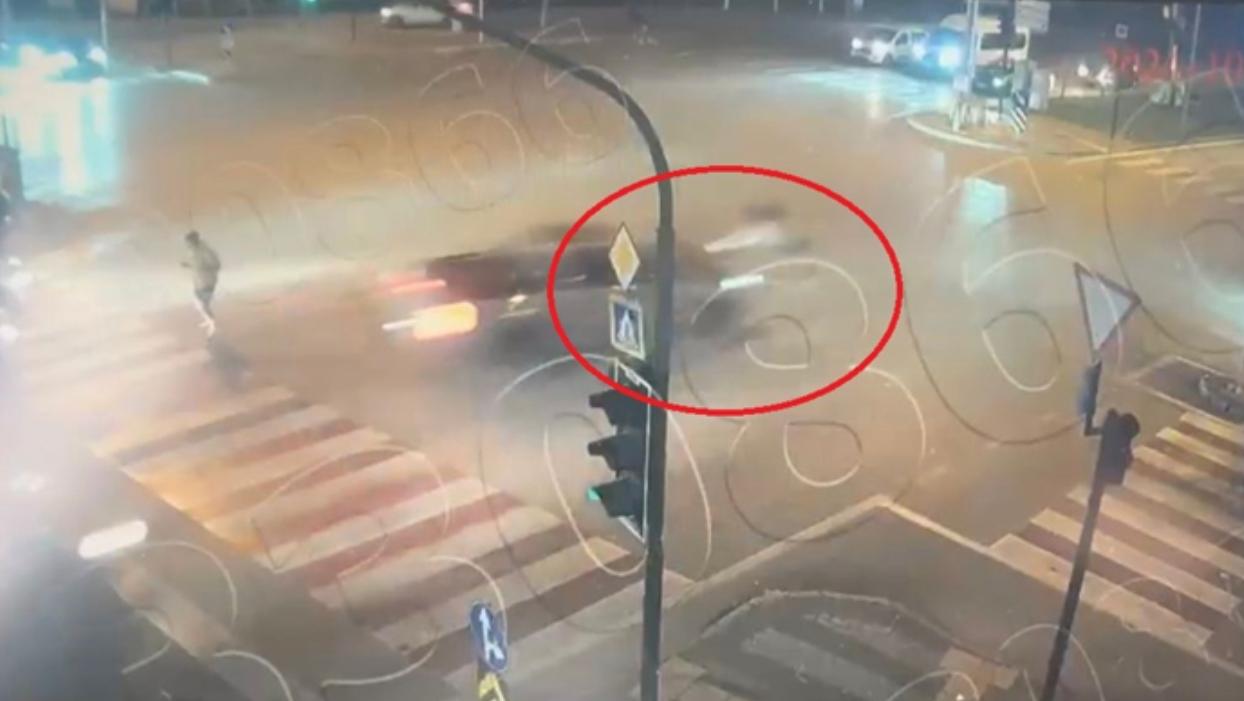 Bursa kırmızı ışıkta geçen kız metrelerce savruldu! Feci kaza kameralara böyle yansıdı