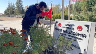 FETÖ elebaşı Gülen'in ölüm haberinin ardından şehit Halisdemir'in kabri ziyaret ediliyor