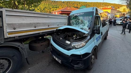 Maltepe'de korkutucu kaza! Minibüs ile tır çarpıştı: 8 kişi yaralı