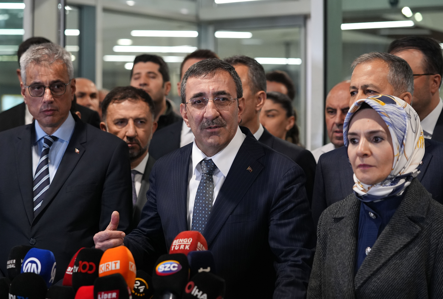 Cevdet Yılmaz ve Bakanlar terör saldırısında yaralananları hastanede ziyaret etti