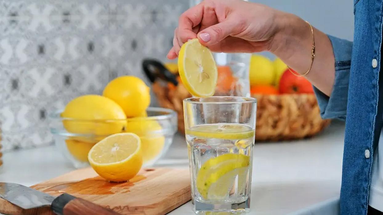 Limonlu suyu sabahları aç karnına tüketin! Faydaları duyanları şaşırtıyor