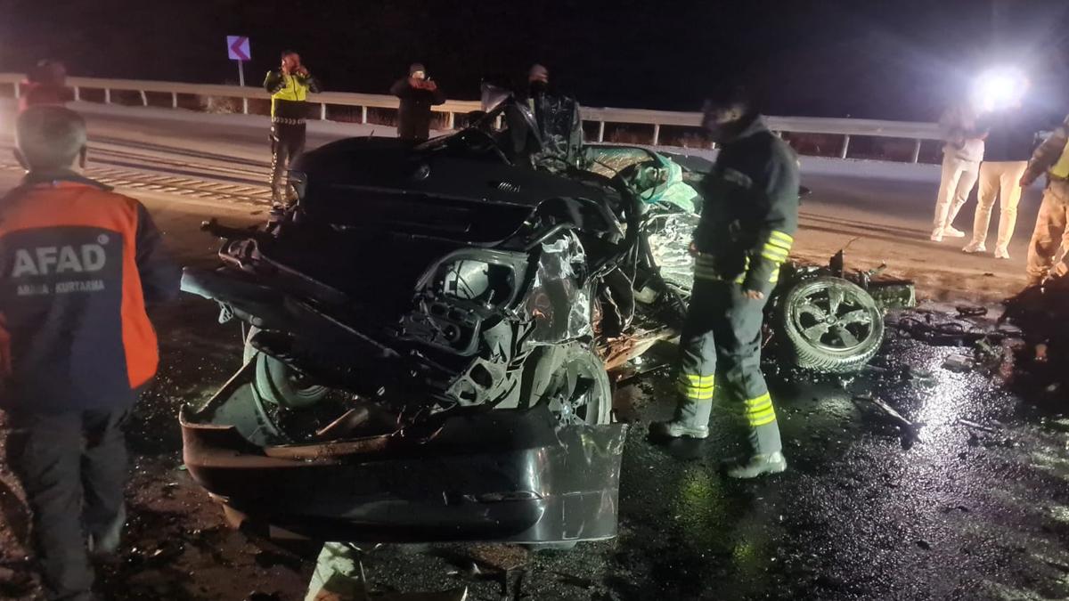 Erzincan'da TIR ile çarpışan araçta 3 kişi hayatını kaybetti, 1 kişi yaralandı