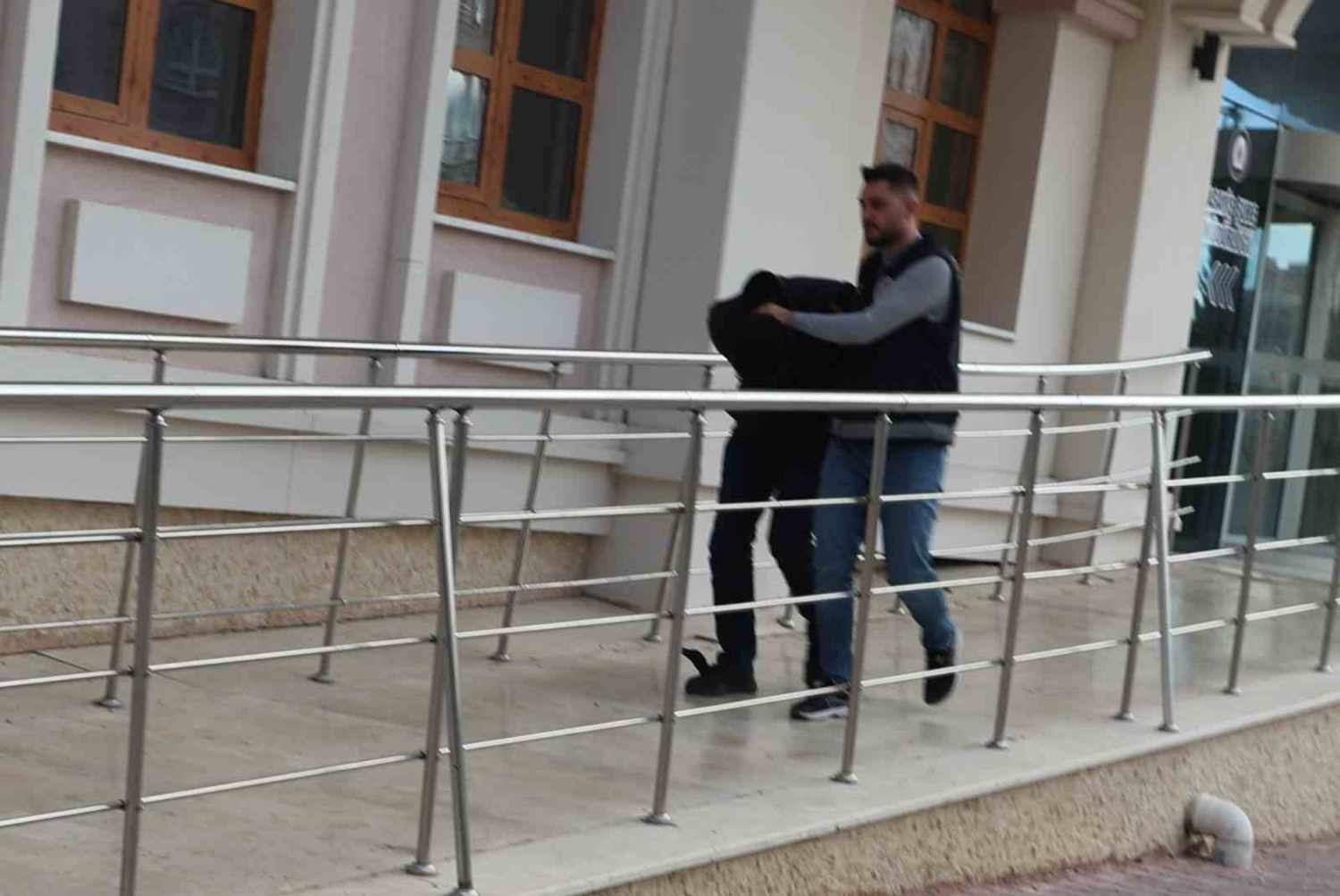 Konya'da yaşlı çifti dolandıran sahte polis yakalandı!