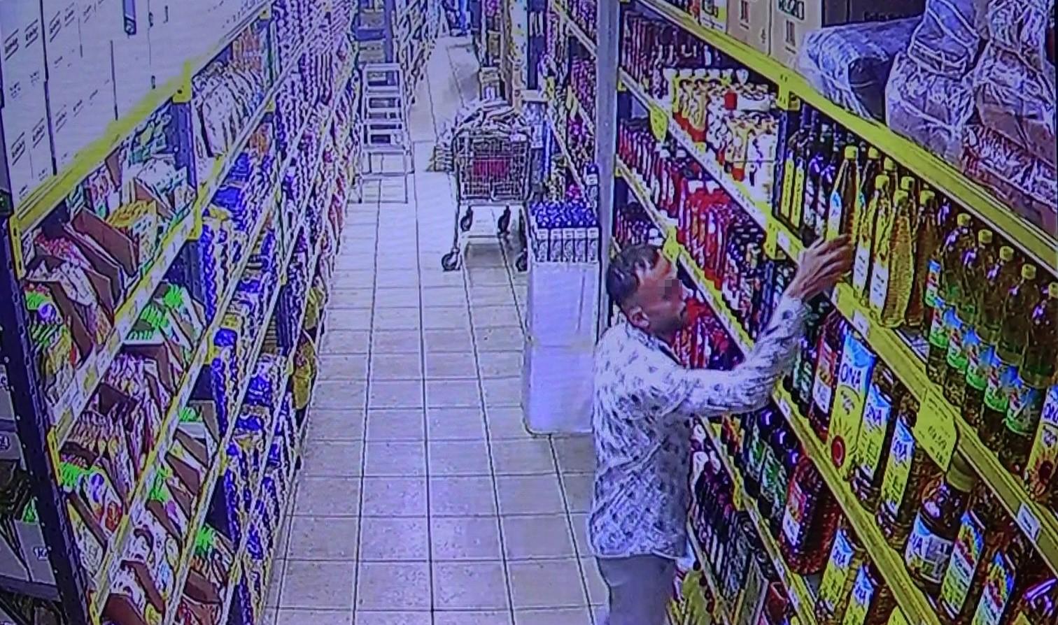 Adanada bir markette hırsızlık: Yağları pantolonuna sakladı!