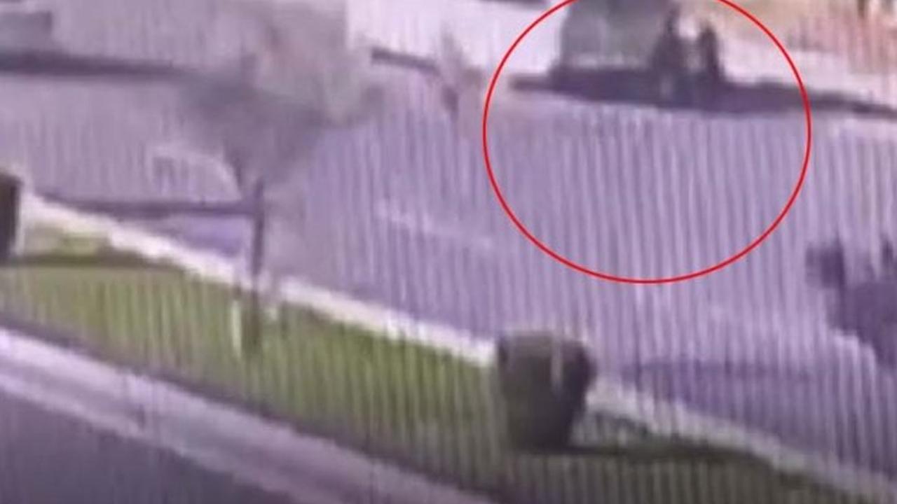 Minibüs indirdiği yolcuları 2 kere ezdi geçti! İşte o anlar
