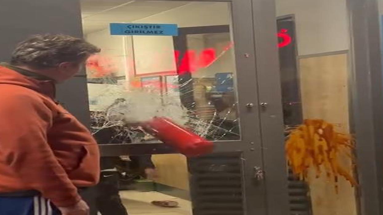Gaziosmanpaşa'da hırsızlık yapan 3 şüpheli markette yangın tüpüyle camı kırdı!