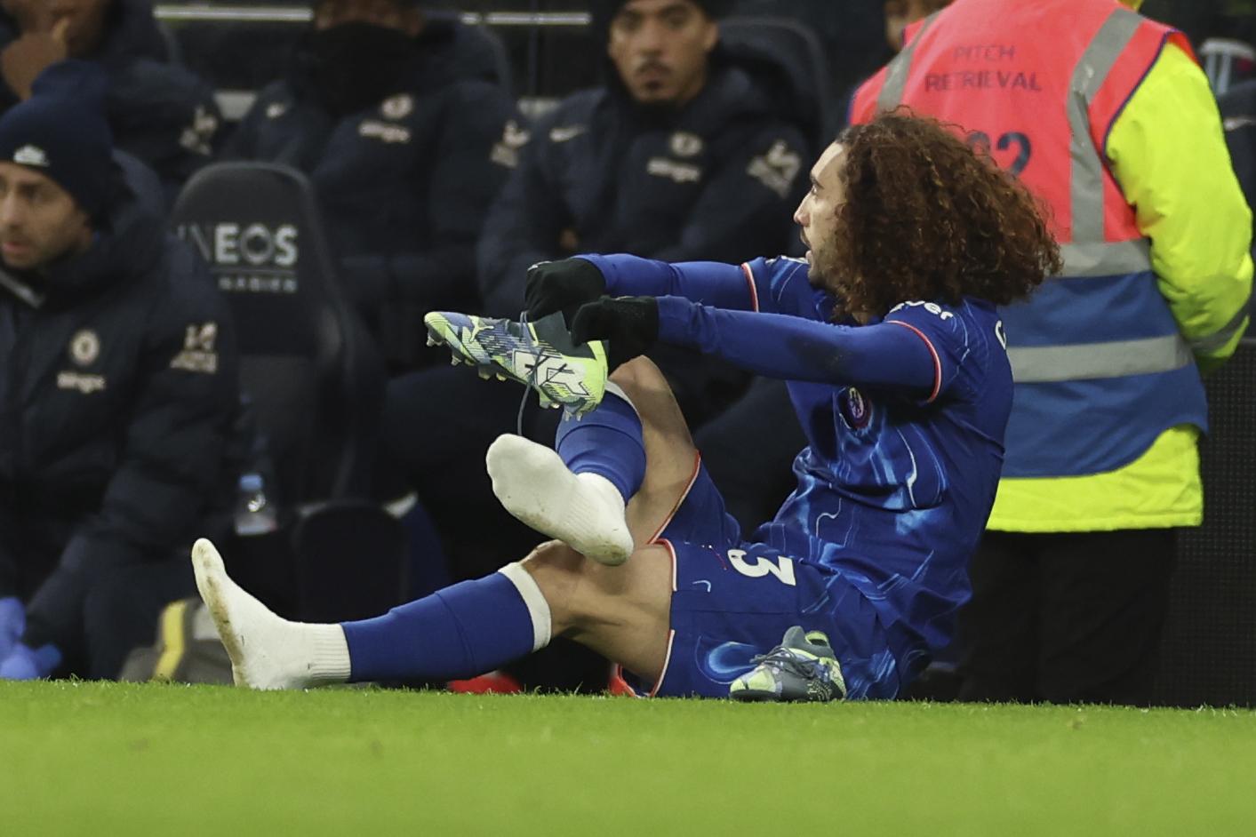Cucurella Chelsea maçında kramponlarını değiştirdi ve çöpe attı!
