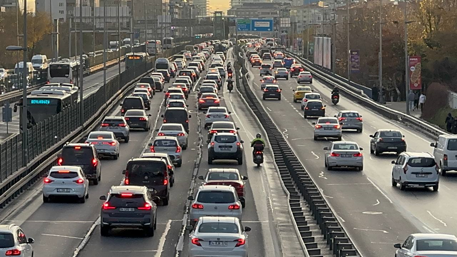 İstanbul'da trafik yoğunluğu yaşanıyor