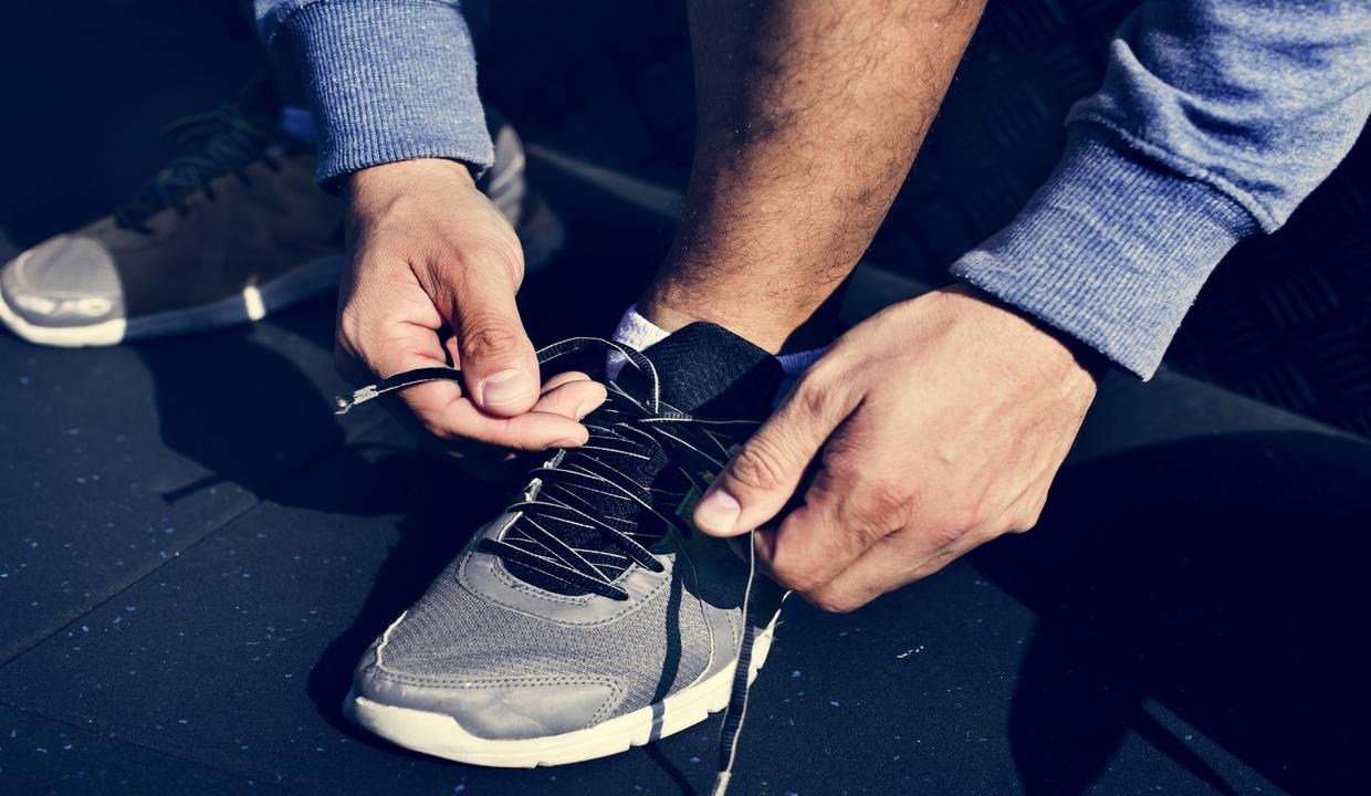 Spor ayakkabının en üstünde bulunan bu delik kısım bakın ne işe yarıyor