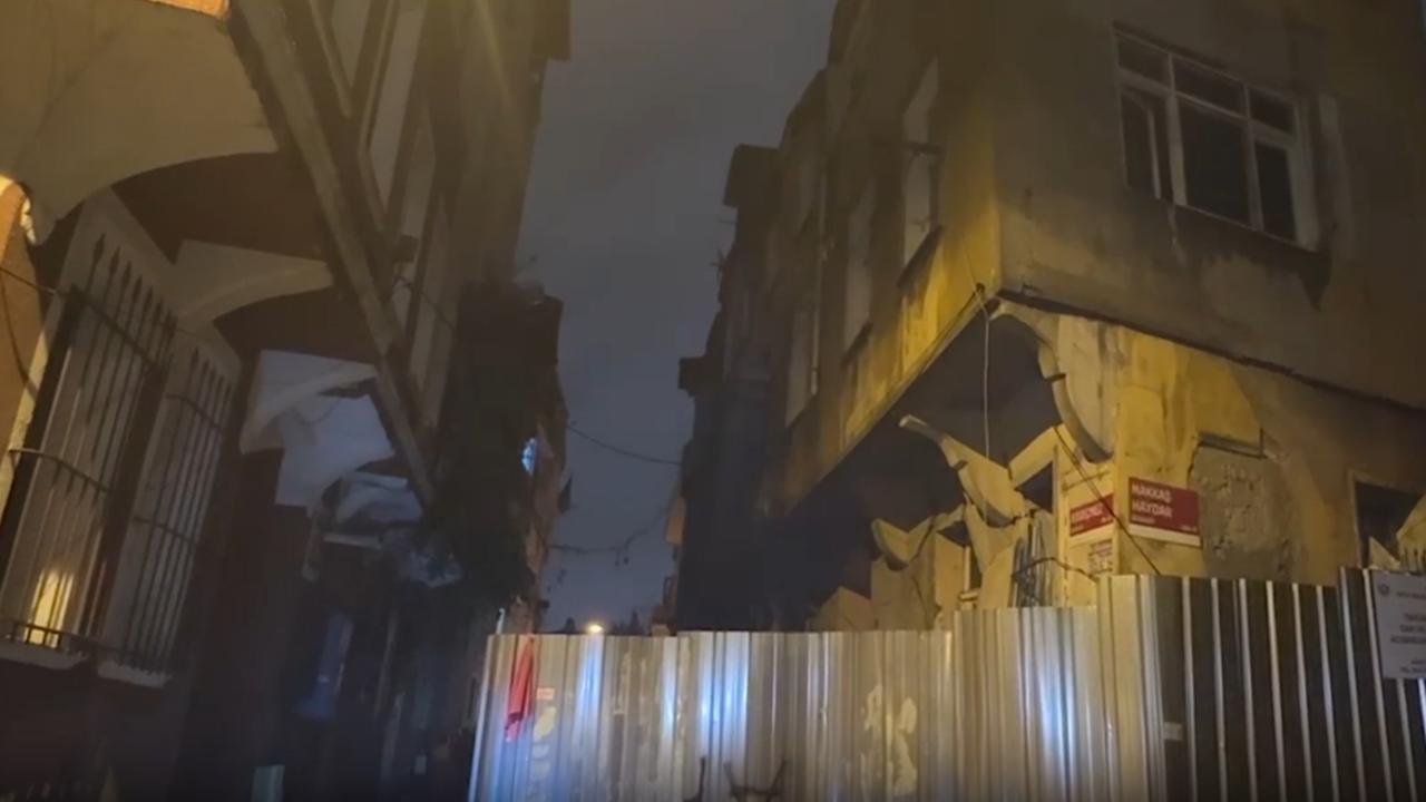 İstanbul'da metruk binada çökme meydana geldi: 3 bina tahliye edildi
