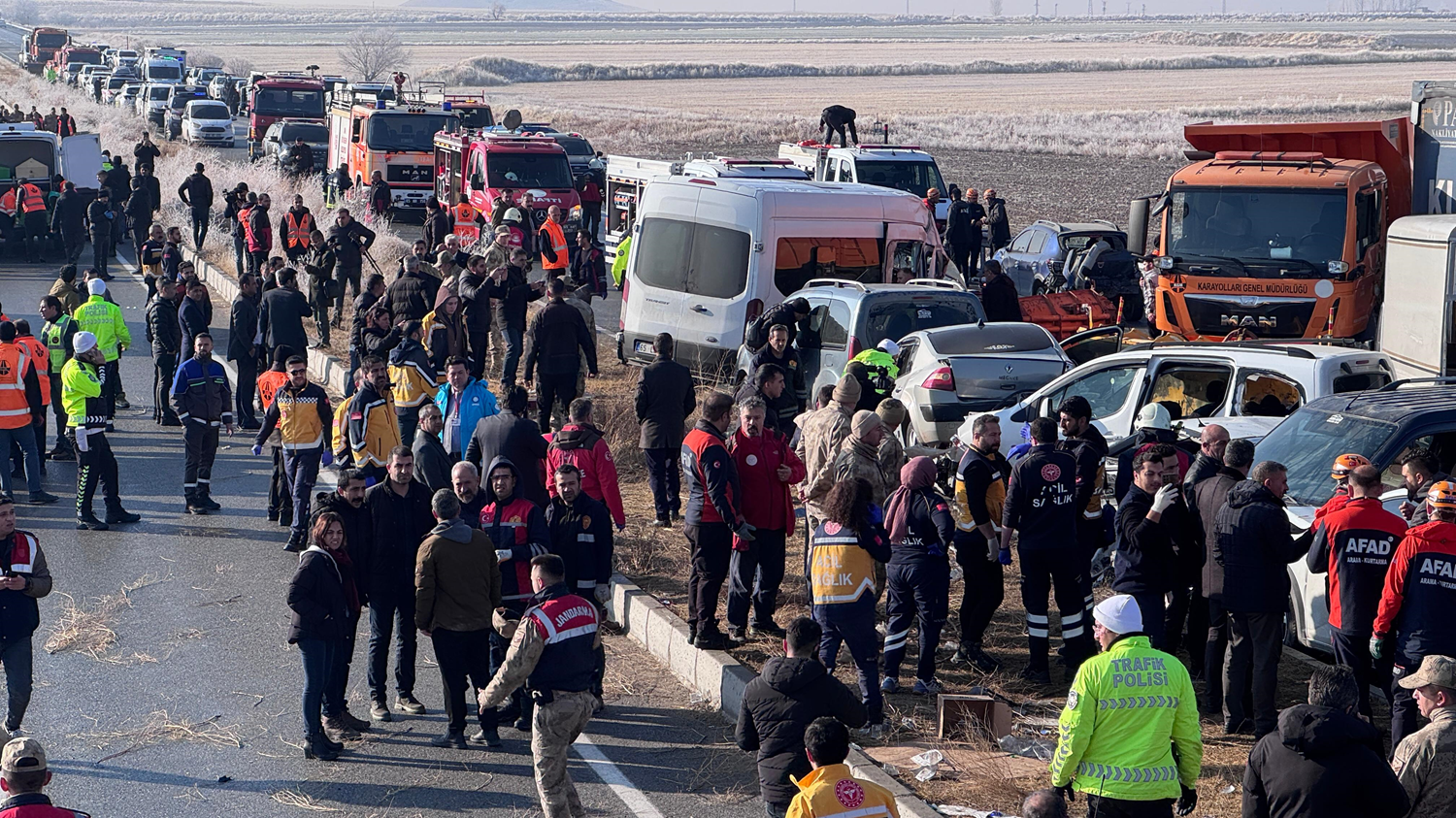 Van-Erciş yollarında zincirleme trafik kazası: 2 ölü, 15 yaralı!