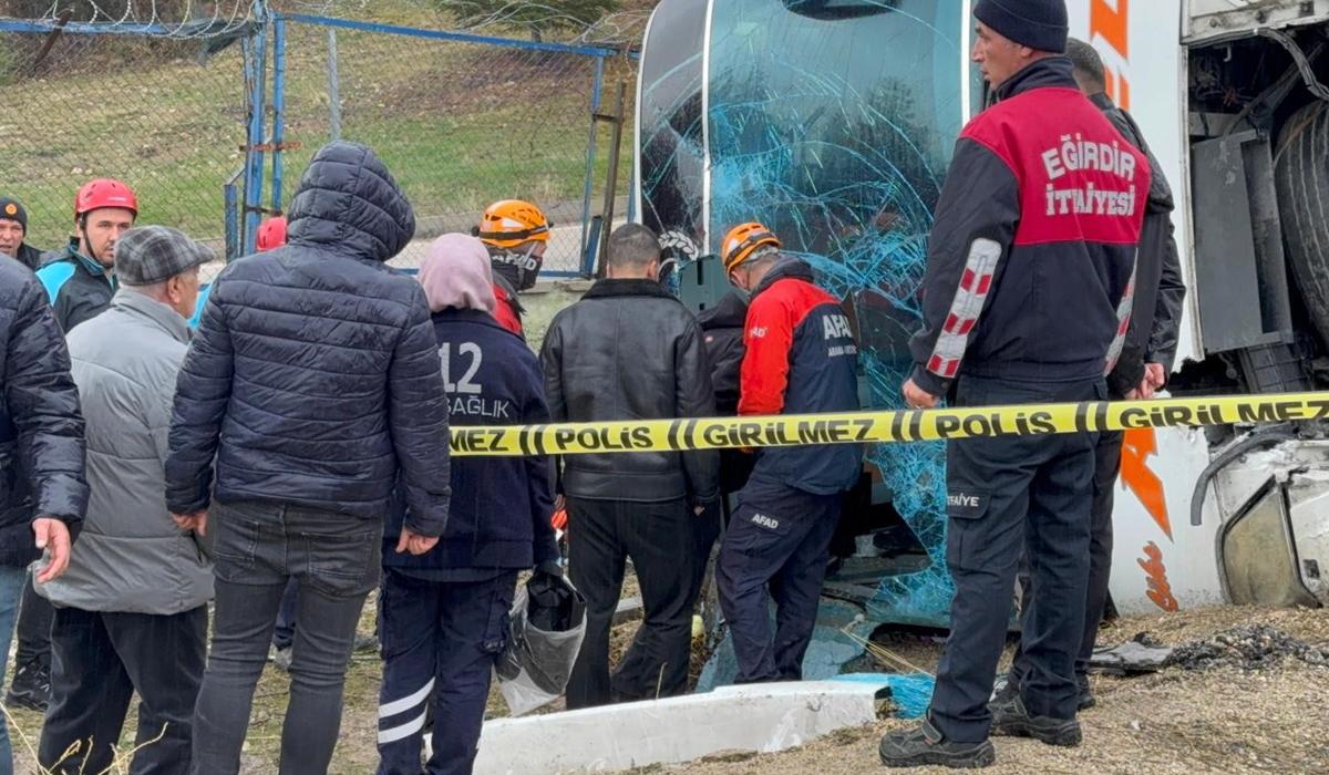 Isparta'da öldüren kaza! Yolcu otobüsü şarampole devrildi