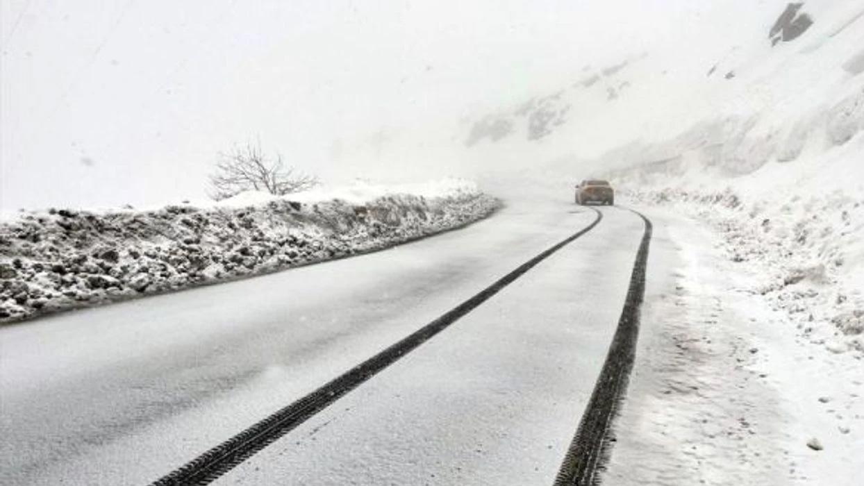 Kar ve tipi kara yollarında ulaşımı aksattı
