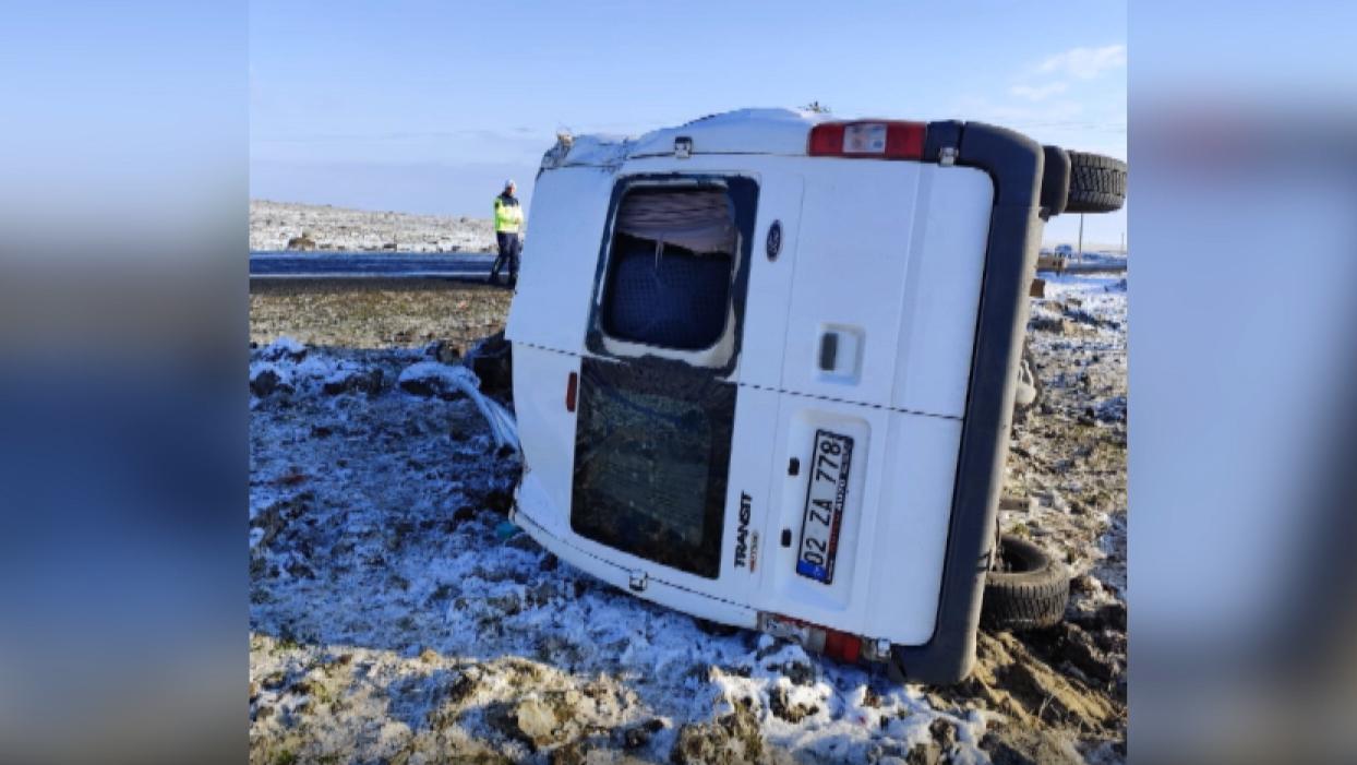 Diyarbakır'da servis minibüsü kaza yaptı: 11 öğretmen yaralandı!