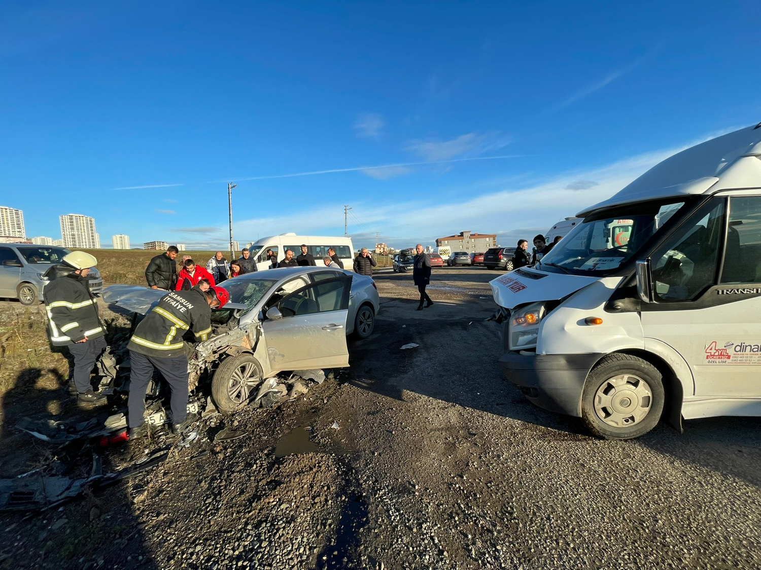 Samsun'da öğrenci servisi ile otomobil çarpıştı: 13 yaralı