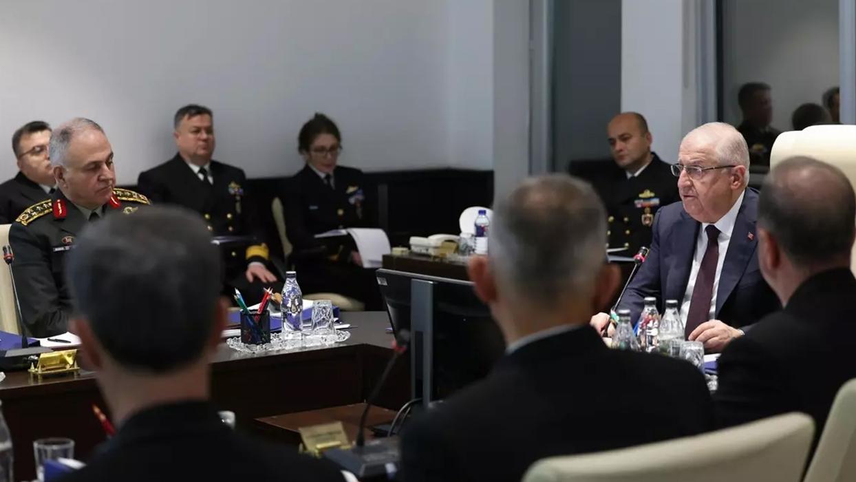 'Deniz Kuvvetleri Komutanlığı Yıllık Komutanlar Toplantısı' Bakan Güler faaliyetlerle ilgili bilgi aldı