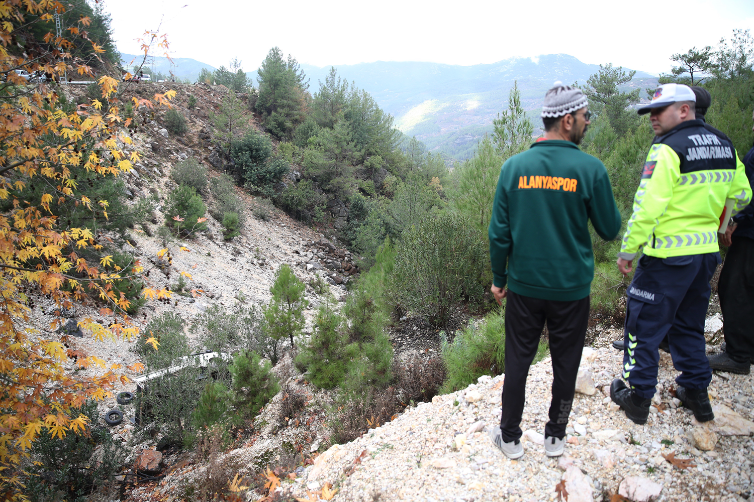 Alanya'da facia! Kamyonet uçuruma yuvarlandı: 9 yaşındaki kız çocuğu yaşamını yitirdi