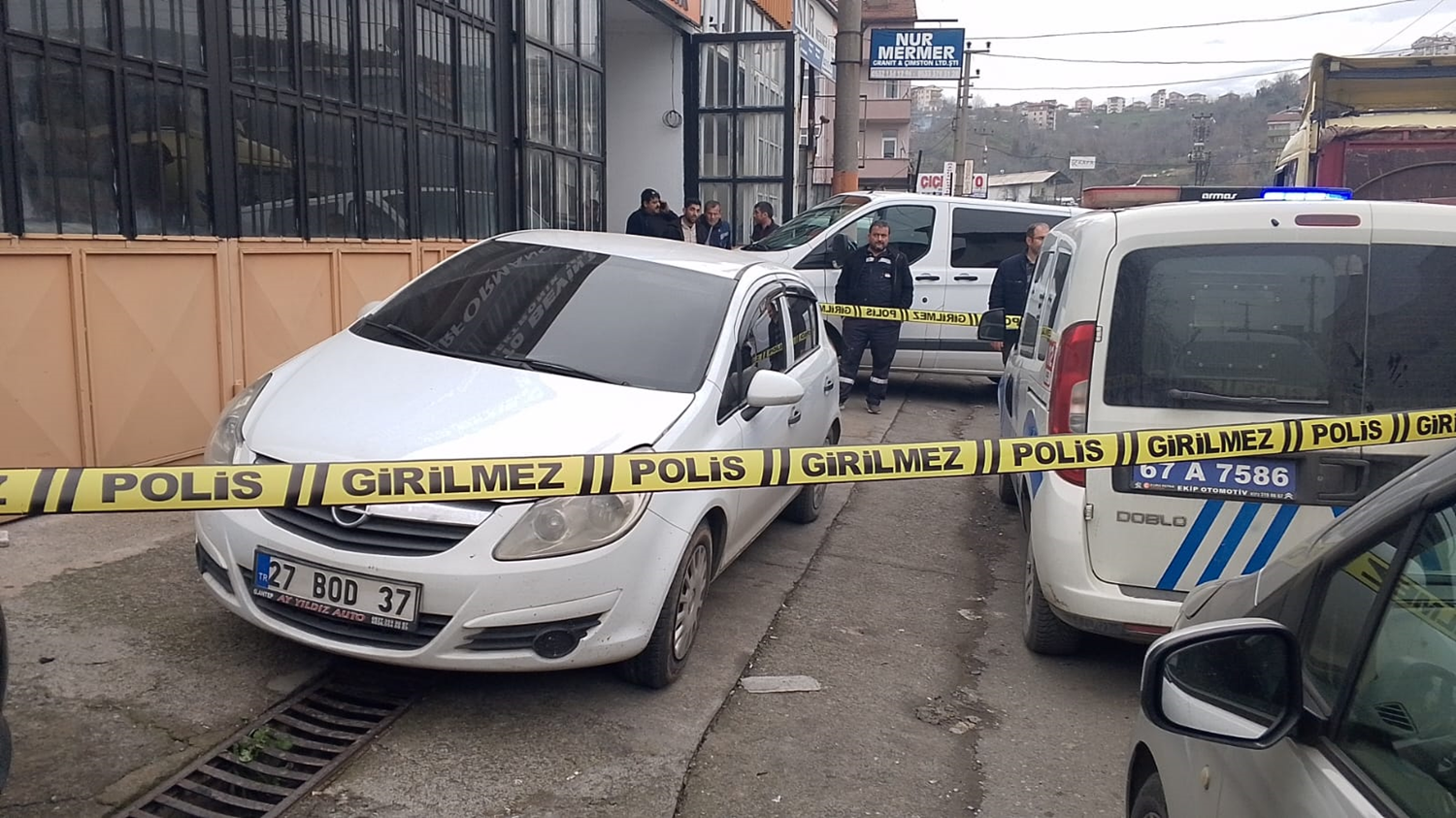 Arabadan kötü koku gelince polisi aradılar! 41 yaşındaki adamın cansız bedenini buldular