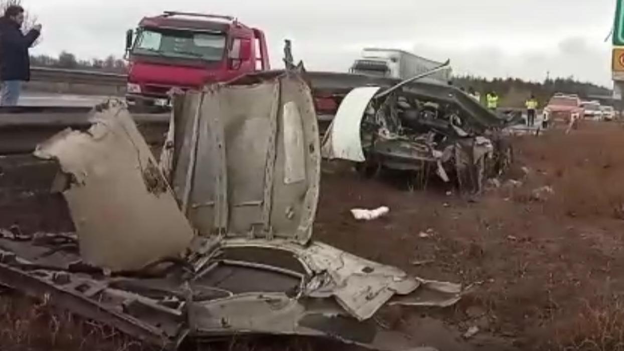 Gerede'de kaza: Otomobil refüjde hurdaya döndü, sürücü yaralı olarak kurtarıldı