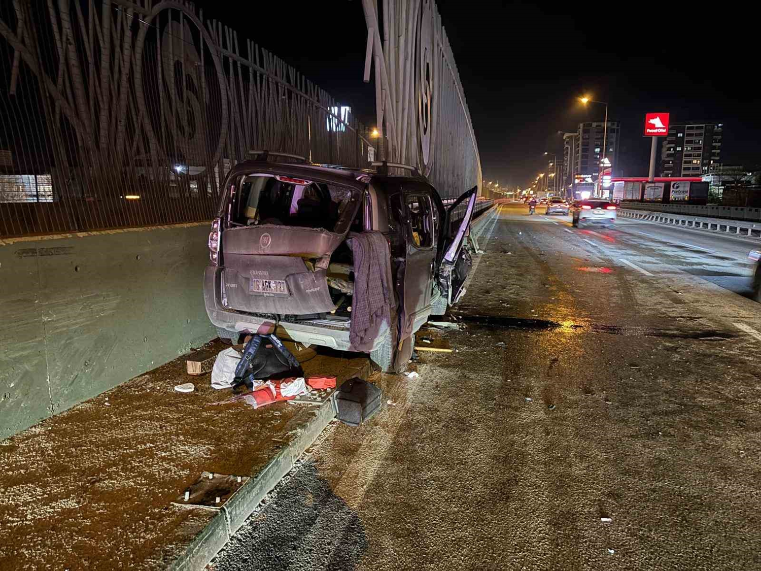 Bursa'da trafik kazası! Bariyerlere ok gibi saplandı