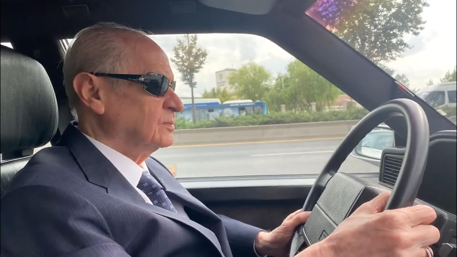 Devlet Bahçeli, Ferdi Tayfur'u klasik arabasında andı