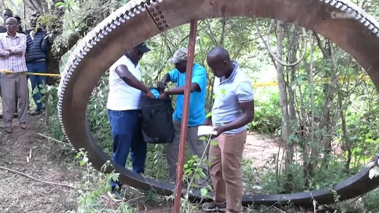 Kenya'da köye devasa uzay enkazı düştü