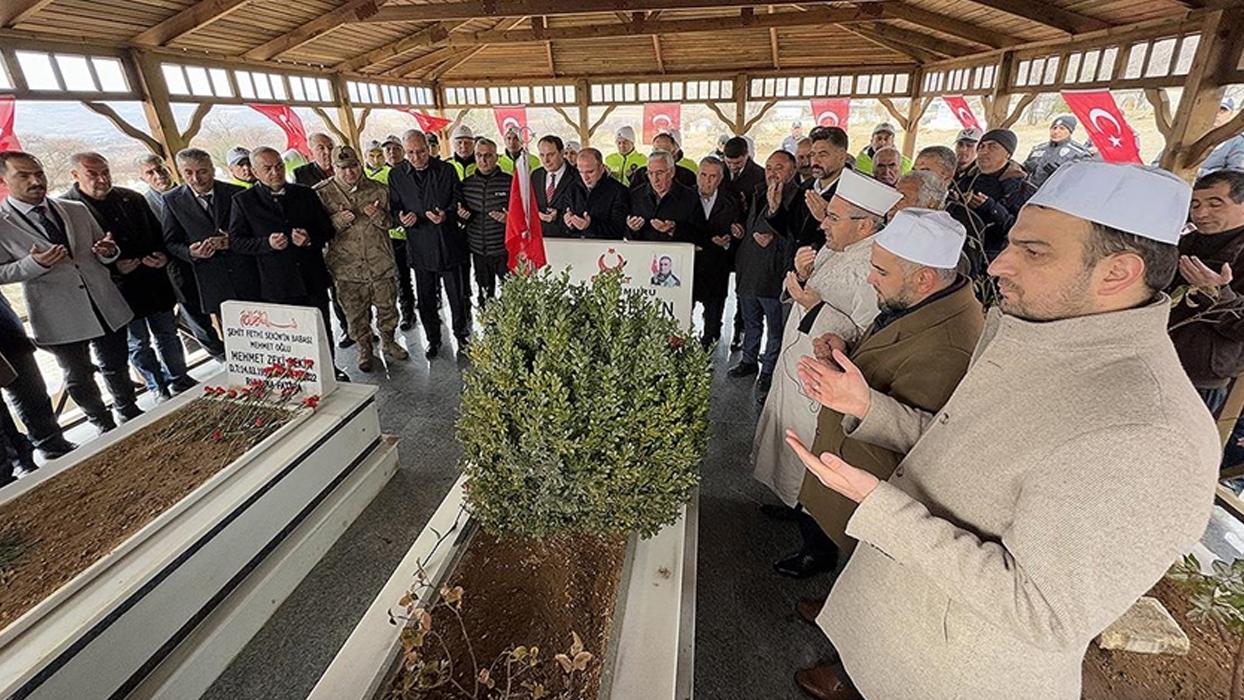 Şehit polis Fethi Sekin Elazığ'da kabri başında anıldı