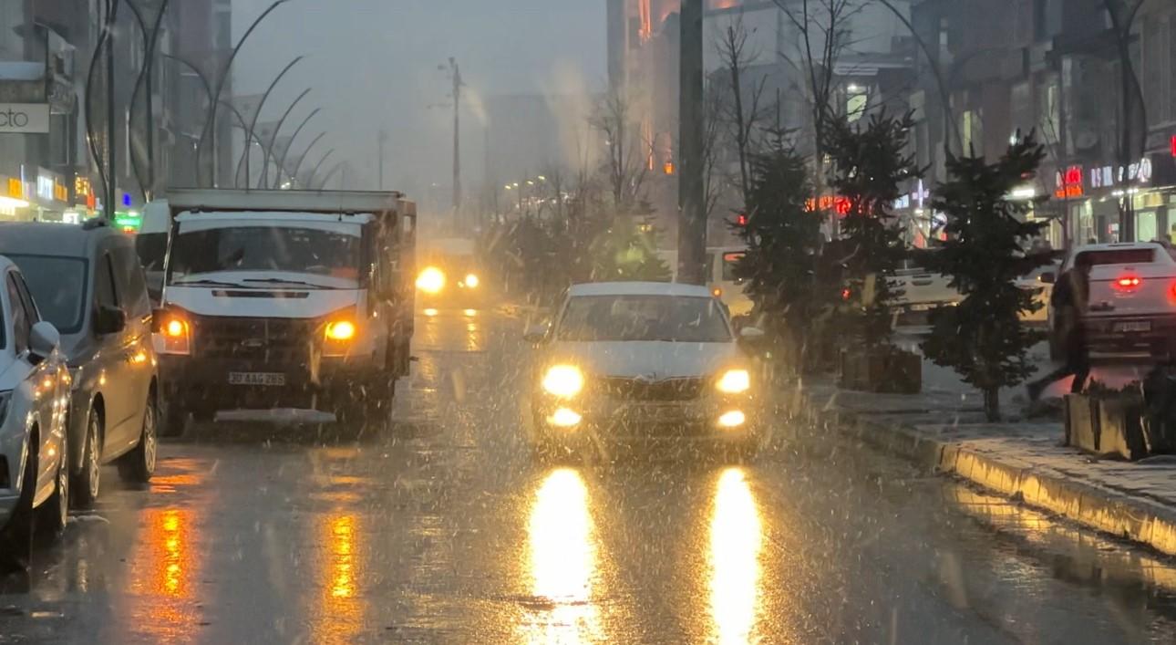 Yüksekova ilçesinde akşam saatlerinde kar yağışı etkili oldu