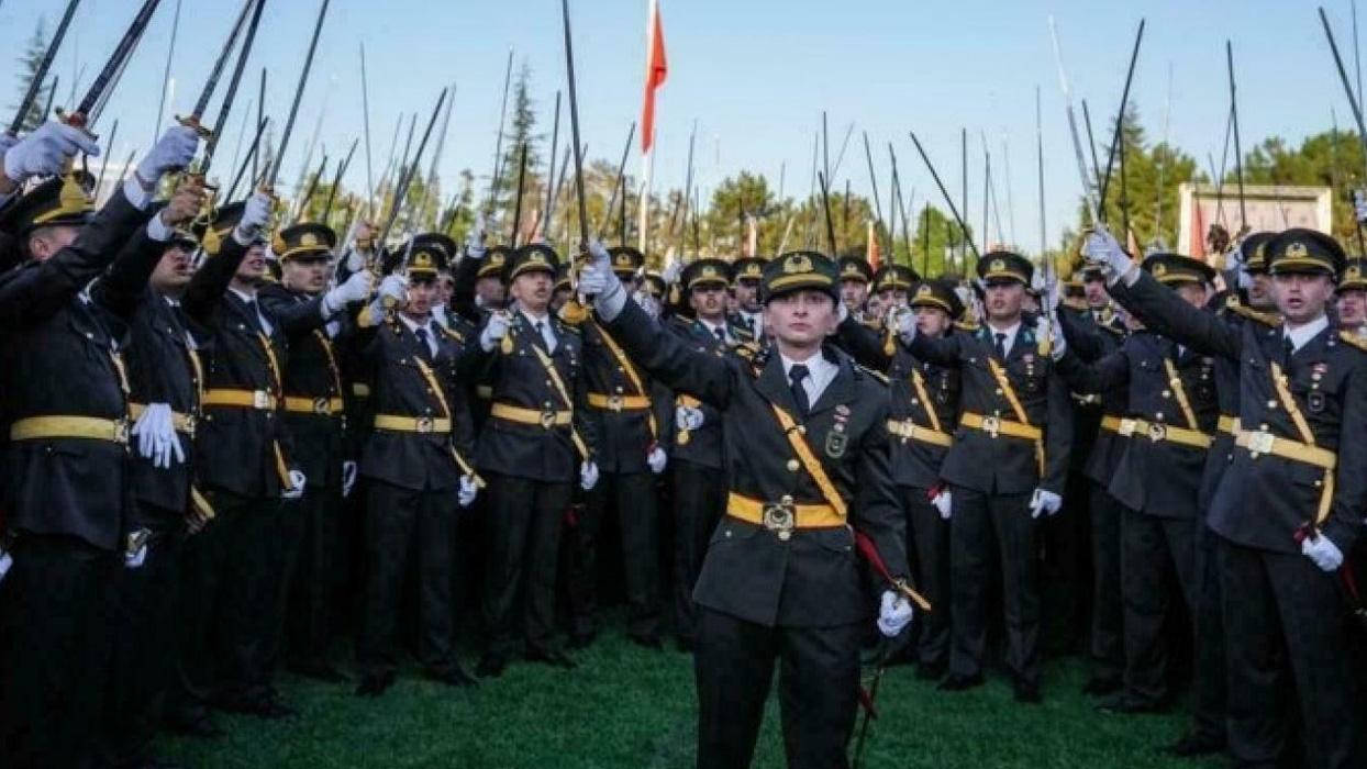 TSK'den ihracı istenen teğmenler için YDK saat 14:00'te toplanacak