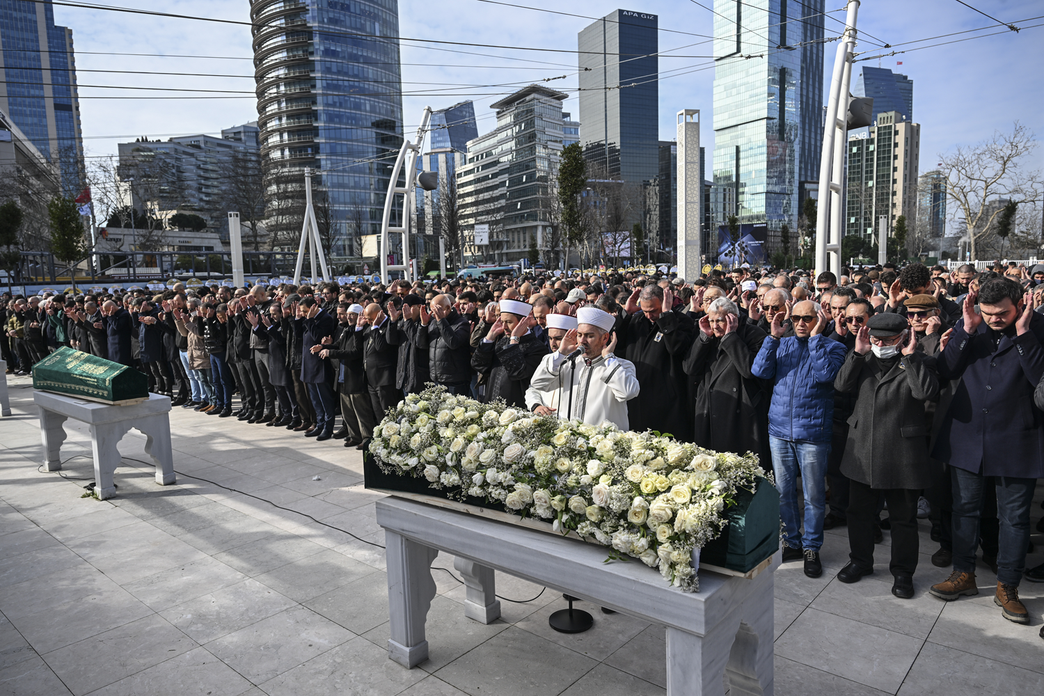 Kartalkaya'daki otel yangınında ölen anne ve 2 kızının cenazesi İstanbul'da defnedildi