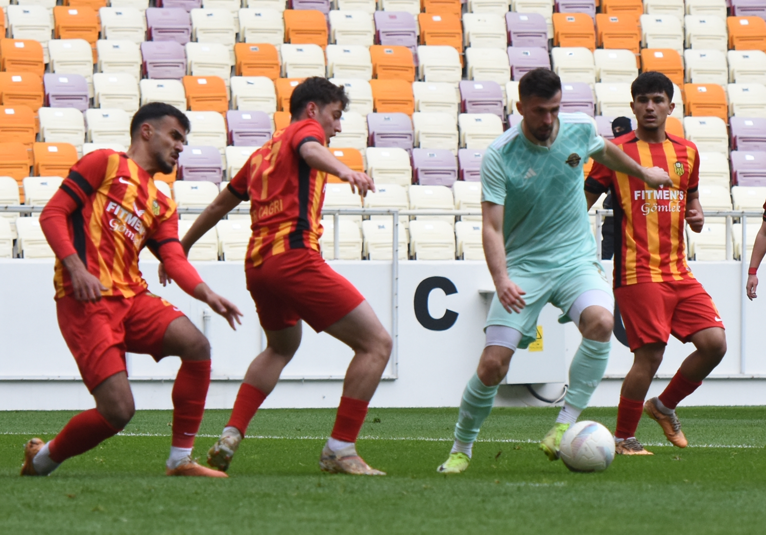 Esenler Erokspor, Yeni Malatyaspor'u deplasmanda 1-0 mağlup ederek 3 puan aldı