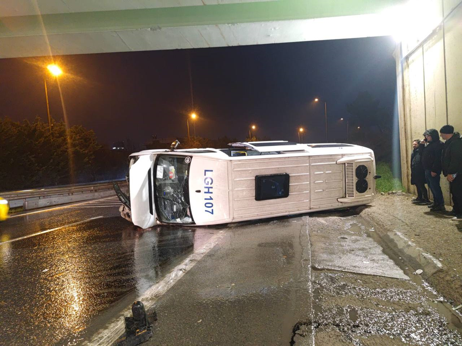Ümraniye'de servis minibüsü devrildi